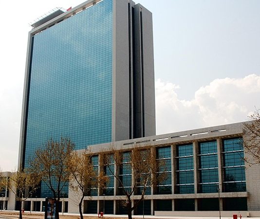 Türkerler Holding Türkiye’nin köklü şirket topluluklarından biri olan Türkerler Holding, inşaat, enerji, sağlık, gayrimenkul geliştirme, elektrik dağıtımı ve tekstil gibi farklı sektörlerde gerçekleştirdiği yatırımlarla dikkat çekiyor. Yaklaşık yarım asırlık geçmişe sahip olan grup, Ankara’da başlayan faaliyetlerini zaman içinde ulusal ve uluslararası ölçekte büyüterek Türkiye ekonomisinin önemli yatırım gruplarından biri haline geldi. Özellikle altyapı, enerji ve kamu-özel iş birliği projeleriyle öne çıkan Türkerler Holding, çok sektörlü organizasyon yapısıyla faaliyetlerini sürdürüyor. Konulu bir haber görseli.