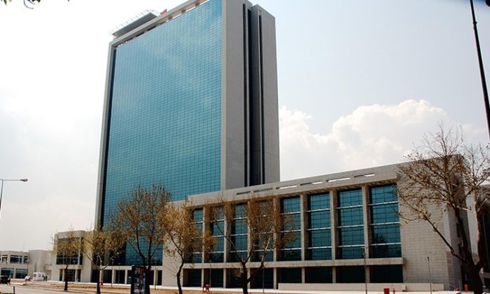 Türkerler Holding Türkiye’nin köklü şirket topluluklarından biri olan Türkerler Holding, inşaat, enerji, sağlık, gayrimenkul geliştirme, elektrik dağıtımı ve tekstil gibi farklı sektörlerde gerçekleştirdiği yatırımlarla dikkat çekiyor. Yaklaşık yarım asırlık geçmişe sahip olan grup, Ankara’da başlayan faaliyetlerini zaman içinde ulusal ve uluslararası ölçekte büyüterek Türkiye ekonomisinin önemli yatırım gruplarından biri haline geldi. Özellikle altyapı, enerji ve kamu-özel iş birliği projeleriyle öne çıkan Türkerler Holding, çok sektörlü organizasyon yapısıyla faaliyetlerini sürdürüyor. Konulu bir haber görseli.
