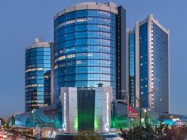 Türkiye’nin stratejik yatırımlarını yönetmek amacıyla kurulan Türkiye Varlık Fonu, finans, enerji, ulaştırma, telekomünikasyon, madencilik ve sigortacılık gibi birçok farklı sektörde faaliyet gösteren önemli kamu yatırım kuruluşları arasında yer alıyor. 2016 yılında kurulan yapı, Türkiye’nin büyük ölçekli kamu varlıklarını daha etkin biçimde değerlendirmek, stratejik yatırımları desteklemek ve ekonomik büyümeye katkı sağlamak amacıyla faaliyetlerini sürdürüyor. Çok sektörlü organizasyon yapısıyla dikkat çeken Türkiye Varlık Fonu, Türkiye ekonomisinin uzun vadeli kalkınma hedeflerinde önemli rol oynayan kurumlar arasında gösteriliyor. Konulu bir haber görseli.