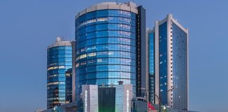 Türkiye’nin stratejik yatırımlarını yönetmek amacıyla kurulan Türkiye Varlık Fonu, finans, enerji, ulaştırma, telekomünikasyon, madencilik ve sigortacılık gibi birçok farklı sektörde faaliyet gösteren önemli kamu yatırım kuruluşları arasında yer alıyor. 2016 yılında kurulan yapı, Türkiye’nin büyük ölçekli kamu varlıklarını daha etkin biçimde değerlendirmek, stratejik yatırımları desteklemek ve ekonomik büyümeye katkı sağlamak amacıyla faaliyetlerini sürdürüyor. Çok sektörlü organizasyon yapısıyla dikkat çeken Türkiye Varlık Fonu, Türkiye ekonomisinin uzun vadeli kalkınma hedeflerinde önemli rol oynayan kurumlar arasında gösteriliyor. Konulu bir haber görseli.