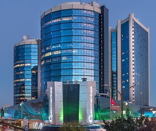 Türkiye Varlık Fonu Türkiye’nin stratejik yatırımlarını yönetmek amacıyla kurulan Türkiye Varlık Fonu, finans, enerji, ulaştırma, telekomünikasyon, madencilik ve sigortacılık gibi birçok farklı sektörde faaliyet gösteren önemli kamu yatırım kuruluşları arasında yer alıyor. 2016 yılında kurulan yapı, Türkiye’nin büyük ölçekli kamu varlıklarını daha etkin biçimde değerlendirmek, stratejik yatırımları desteklemek ve ekonomik büyümeye katkı sağlamak amacıyla faaliyetlerini sürdürüyor. Çok sektörlü organizasyon yapısıyla dikkat çeken Türkiye Varlık Fonu, Türkiye ekonomisinin uzun vadeli kalkınma hedeflerinde önemli rol oynayan kurumlar arasında gösteriliyor. Konulu bir haber görseli.