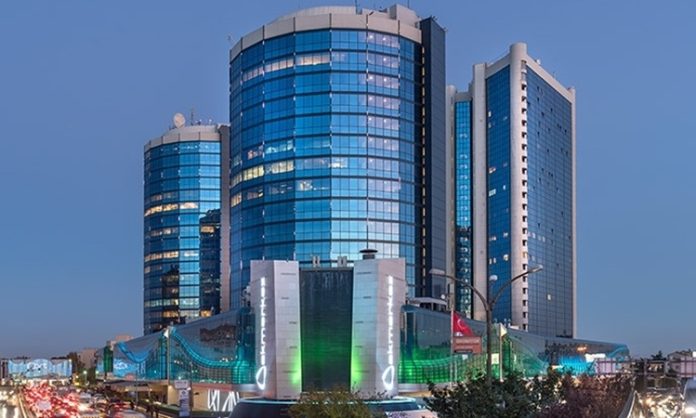 Türkiye Varlık Fonu Türkiye’nin stratejik yatırımlarını yönetmek amacıyla kurulan Türkiye Varlık Fonu, finans, enerji, ulaştırma, telekomünikasyon, madencilik ve sigortacılık gibi birçok farklı sektörde faaliyet gösteren önemli kamu yatırım kuruluşları arasında yer alıyor. 2016 yılında kurulan yapı, Türkiye’nin büyük ölçekli kamu varlıklarını daha etkin biçimde değerlendirmek, stratejik yatırımları desteklemek ve ekonomik büyümeye katkı sağlamak amacıyla faaliyetlerini sürdürüyor. Çok sektörlü organizasyon yapısıyla dikkat çeken Türkiye Varlık Fonu, Türkiye ekonomisinin uzun vadeli kalkınma hedeflerinde önemli rol oynayan kurumlar arasında gösteriliyor. Konulu bir haber görseli.