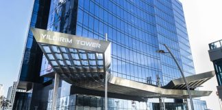 Türkiye’nin uluslararası ölçekte faaliyet gösteren en büyük sanayi gruplarından biri olan Yıldırım Holding, madencilik, liman işletmeciliği, enerji, gübre ve kimya, lojistik, deniz taşımacılığı ve uluslararası ticaret alanlarında faaliyet gösteren çok sektörlü yapısıyla dikkat çekiyor. Temelleri 1963 yılında Samsun’da Garip Yıldırım tarafından kurulan inşaat malzemeleri ticareti şirketine dayanan grup, bugün dünyanın 57 ülkesinde faaliyet gösteren küresel bir organizasyona dönüşmüş durumda. Özellikle metal ve madencilik sektöründeki yatırımlarıyla öne çıkan Yıldırım Holding, Türkiye’nin en hızlı büyüyen uluslararası şirket toplulukları arasında yer alıyor. Konulu bir haber görseli.