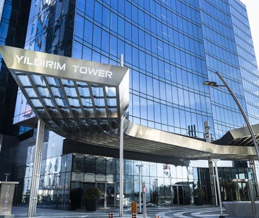 Yıldırım Holding Türkiye’nin uluslararası ölçekte faaliyet gösteren en büyük sanayi gruplarından biri olan Yıldırım Holding, madencilik, liman işletmeciliği, enerji, gübre ve kimya, lojistik, deniz taşımacılığı ve uluslararası ticaret alanlarında faaliyet gösteren çok sektörlü yapısıyla dikkat çekiyor. Temelleri 1963 yılında Samsun’da Garip Yıldırım tarafından kurulan inşaat malzemeleri ticareti şirketine dayanan grup, bugün dünyanın 57 ülkesinde faaliyet gösteren küresel bir organizasyona dönüşmüş durumda. Özellikle metal ve madencilik sektöründeki yatırımlarıyla öne çıkan Yıldırım Holding, Türkiye’nin en hızlı büyüyen uluslararası şirket toplulukları arasında yer alıyor. Konulu bir haber görseli.