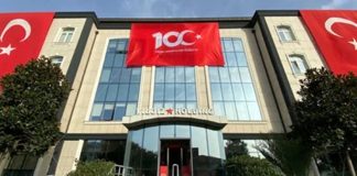 Türkiye’nin en büyük şirket topluluklarından biri olan Yıldız Holding, gıda, perakende, hızlı tüketim ürünleri, ambalaj ve e-ticaret alanlarında faaliyet gösteren çok sektörlü yapısıyla dikkat çekiyor. Temelleri 1944 yılında Sabri Ülker ve Asım Ülker kardeşlerin İstanbul’da küçük bir bisküvi üretim atölyesi kurmasıyla atılan grup, bugün dünyanın farklı bölgelerinde faaliyet gösteren küresel bir organizasyona dönüşmüş durumda. Özellikle atıştırmalık ürünler ve perakende sektöründeki güçlü markalarıyla öne çıkan Yıldız Holding, Türkiye’nin uluslararası ölçekte en güçlü şirketlerinden biri olarak değerlendiriliyor. Konulu bir haber görseli.