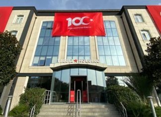 Türkiye’nin en büyük şirket topluluklarından biri olan Yıldız Holding, gıda, perakende, hızlı tüketim ürünleri, ambalaj ve e-ticaret alanlarında faaliyet gösteren çok sektörlü yapısıyla dikkat çekiyor. Temelleri 1944 yılında Sabri Ülker ve Asım Ülker kardeşlerin İstanbul’da küçük bir bisküvi üretim atölyesi kurmasıyla atılan grup, bugün dünyanın farklı bölgelerinde faaliyet gösteren küresel bir organizasyona dönüşmüş durumda. Özellikle atıştırmalık ürünler ve perakende sektöründeki güçlü markalarıyla öne çıkan Yıldız Holding, Türkiye’nin uluslararası ölçekte en güçlü şirketlerinden biri olarak değerlendiriliyor. Konulu bir haber görseli.