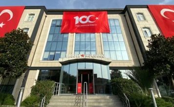 Türkiye’nin en büyük şirket topluluklarından biri olan Yıldız Holding, gıda, perakende, hızlı tüketim ürünleri, ambalaj ve e-ticaret alanlarında faaliyet gösteren çok sektörlü yapısıyla dikkat çekiyor. Temelleri 1944 yılında Sabri Ülker ve Asım Ülker kardeşlerin İstanbul’da küçük bir bisküvi üretim atölyesi kurmasıyla atılan grup, bugün dünyanın farklı bölgelerinde faaliyet gösteren küresel bir organizasyona dönüşmüş durumda. Özellikle atıştırmalık ürünler ve perakende sektöründeki güçlü markalarıyla öne çıkan Yıldız Holding, Türkiye’nin uluslararası ölçekte en güçlü şirketlerinden biri olarak değerlendiriliyor. Konulu bir haber görseli.