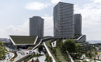 Türkiye’nin en büyük şirket topluluklarından biri olan Zorlu Holding, enerji, elektronik, beyaz eşya, tekstil, gayrimenkul ve teknoloji alanlarında faaliyet gösteren çok sektörlü yapısıyla dikkat çekiyor. Temelleri 1953 yılında Mehmet Zorlu tarafından atılan grup, ilk yıllarında tekstil sektöründe faaliyet gösterirken zaman içerisinde farklı sektörlere yaptığı yatırımlarla küresel ölçekte büyüyen bir organizasyona dönüştü. Bugün dünyanın birçok ülkesinde faaliyet gösteren Zorlu Holding, özellikle teknoloji ve enerji yatırımlarıyla Türkiye’nin uluslararası marka değeri oluşturan şirketlerinden biri olarak değerlendiriliyor. Konulu bir haber görseli.