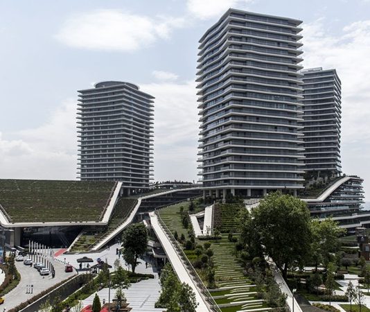 Zorlu Holding Türkiye’nin en büyük şirket topluluklarından biri olan Zorlu Holding, enerji, elektronik, beyaz eşya, tekstil, gayrimenkul ve teknoloji alanlarında faaliyet gösteren çok sektörlü yapısıyla dikkat çekiyor. Temelleri 1953 yılında Mehmet Zorlu tarafından atılan grup, ilk yıllarında tekstil sektöründe faaliyet gösterirken zaman içerisinde farklı sektörlere yaptığı yatırımlarla küresel ölçekte büyüyen bir organizasyona dönüştü. Bugün dünyanın birçok ülkesinde faaliyet gösteren Zorlu Holding, özellikle teknoloji ve enerji yatırımlarıyla Türkiye’nin uluslararası marka değeri oluşturan şirketlerinden biri olarak değerlendiriliyor. Konulu bir haber görseli.